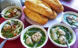 Bánh mì xíu mại - Món ăn cực ngon tại Đà Lạt